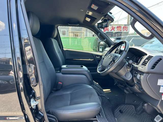 Toyota Hiace Van 12
