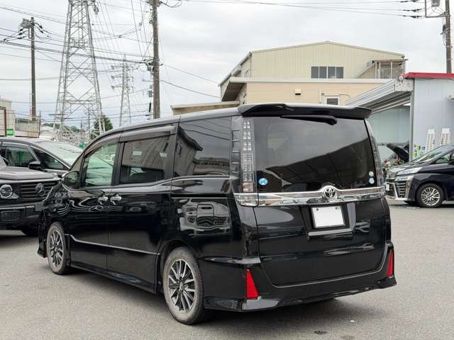 Toyota Voxy 4