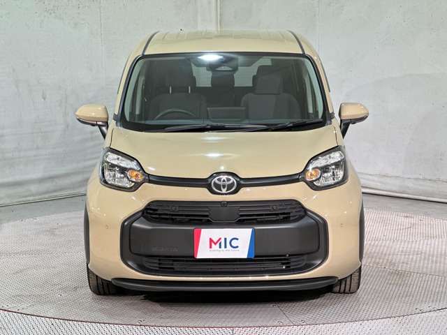 Toyota Sienta 3