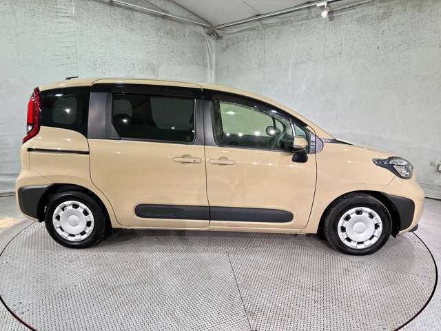 Toyota Sienta 4