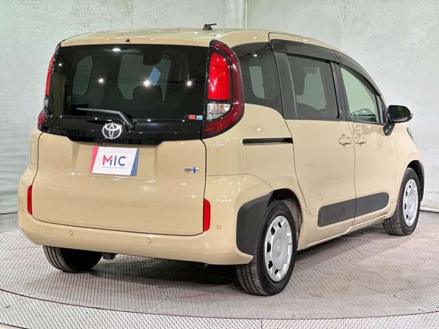 Toyota Sienta 5