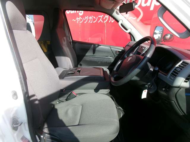 Toyota Hiace Van 9