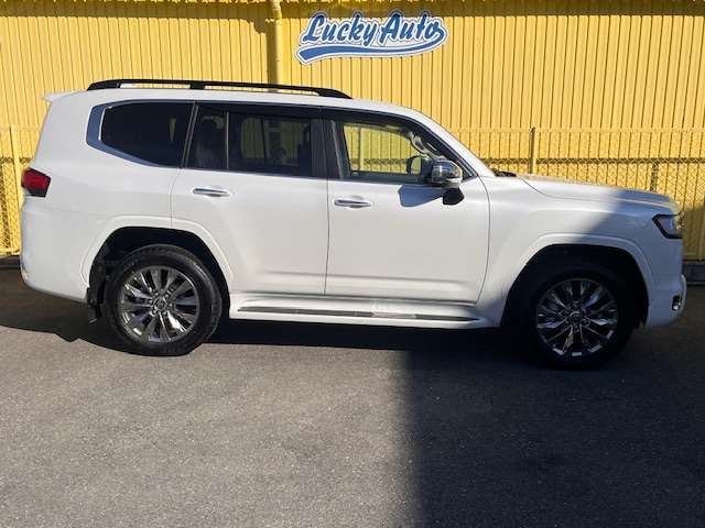 Toyota Land Cruiser 300 3