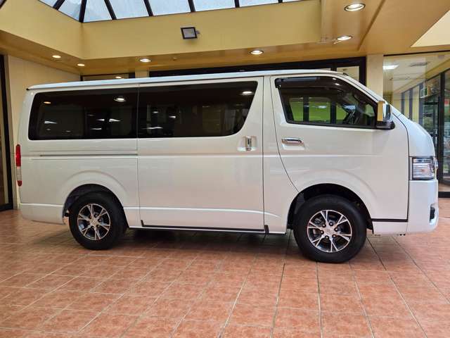 Toyota Hiace Van 4