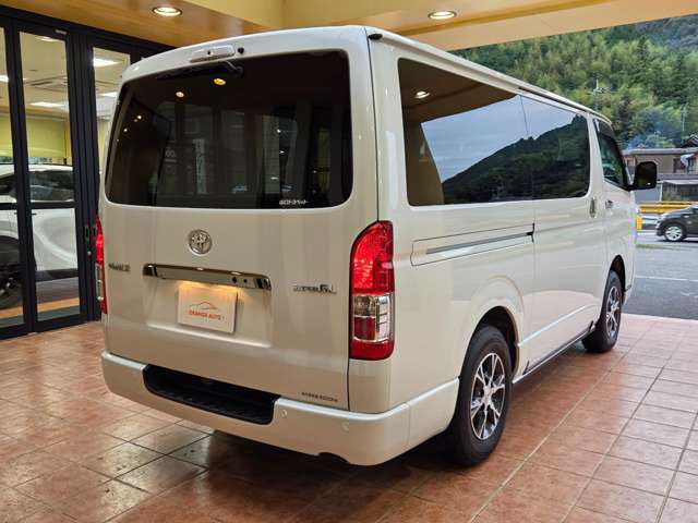 Toyota Hiace Van 6