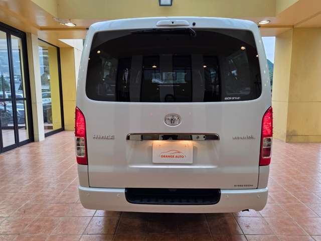 Toyota Hiace Van 7