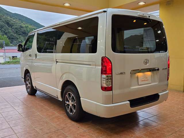 Toyota Hiace Van 8