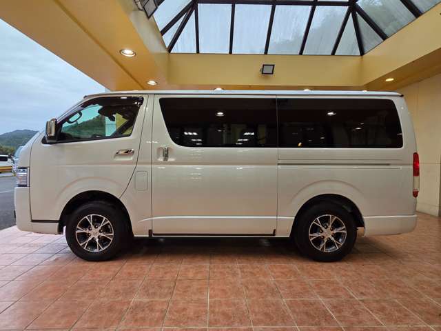 Toyota Hiace Van 9