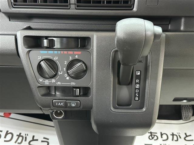 Daihatsu Hijet Cargo 11