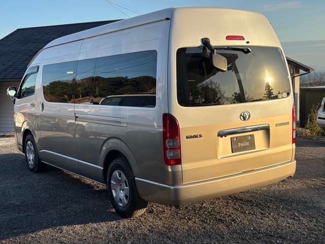 Toyota Hiace 4