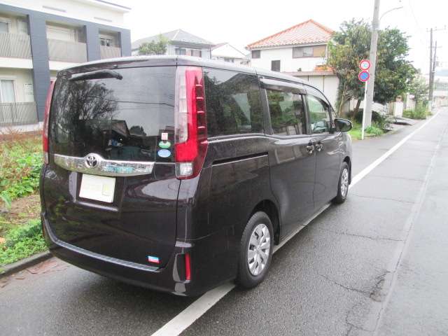 Toyota Noah 4