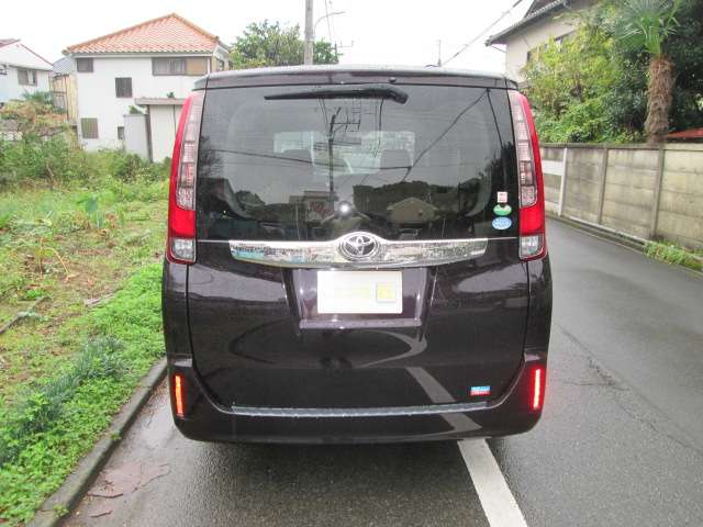 Toyota Noah 5