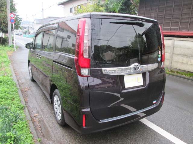 Toyota Noah 6