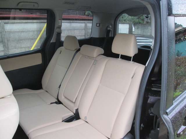 Toyota Noah 7