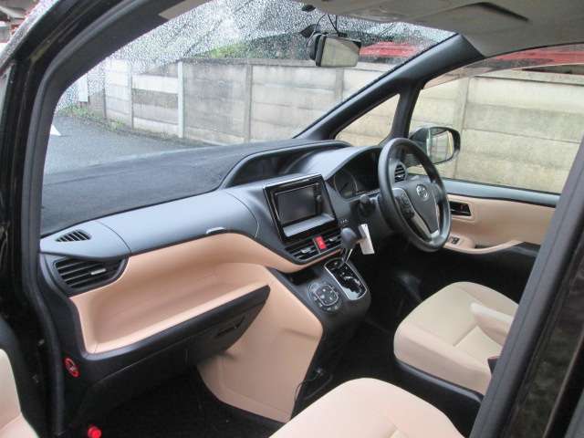 Toyota Noah 9