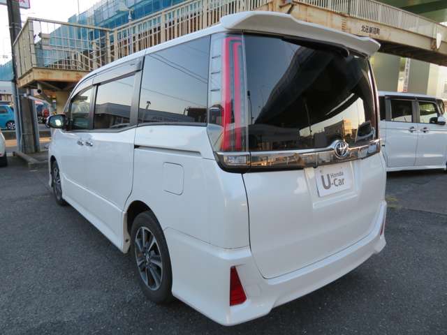 Toyota Noah 4