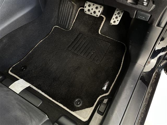Toyota Prius α 11