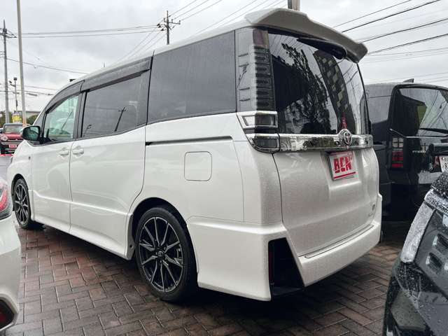 Toyota Voxy 8