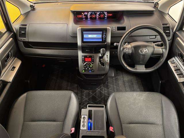 Toyota Voxy 4