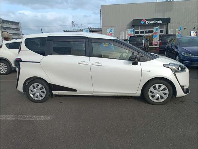 Toyota Sienta 3