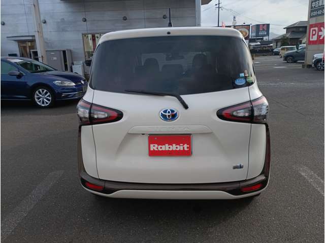 Toyota Sienta 4