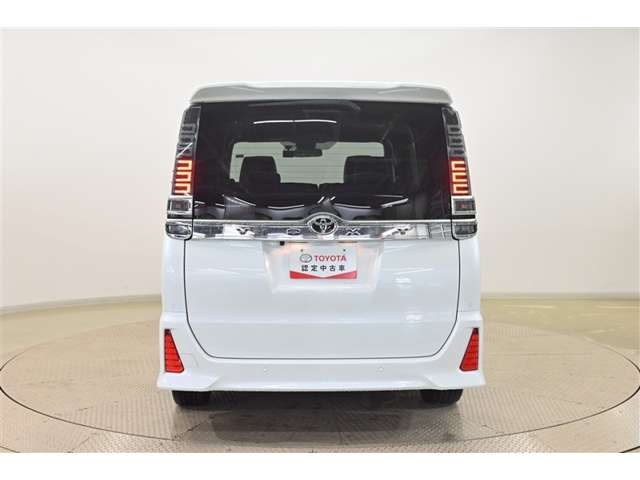 Toyota Voxy 3
