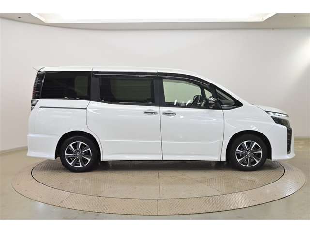 Toyota Voxy 4