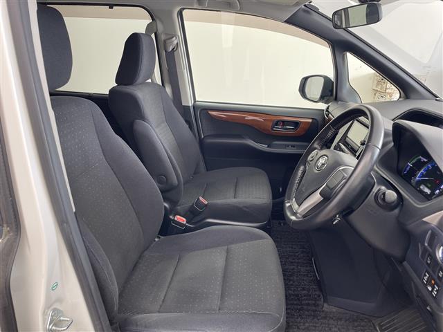 Toyota Voxy 11