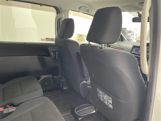 Toyota Voxy 12
