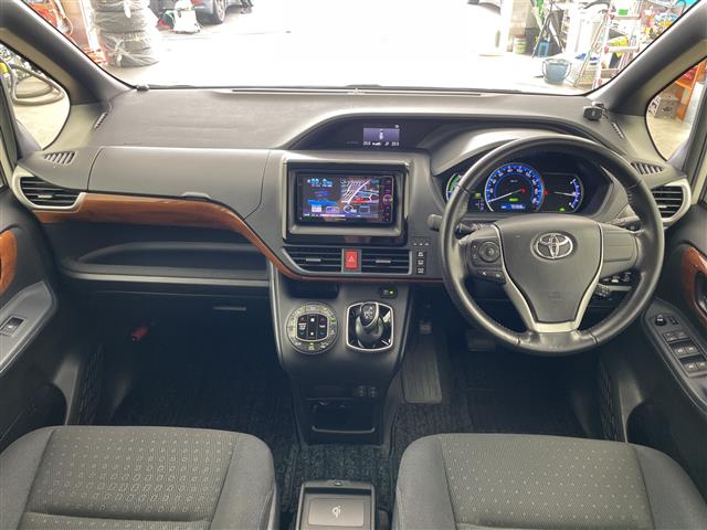 Toyota Voxy 2