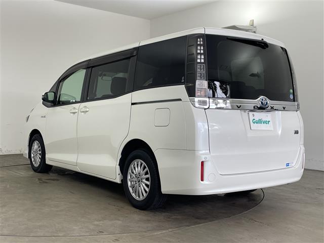 Toyota Voxy 3