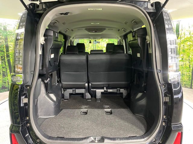 Toyota Voxy 11