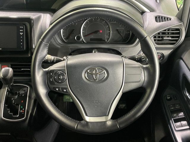 Toyota Voxy 12