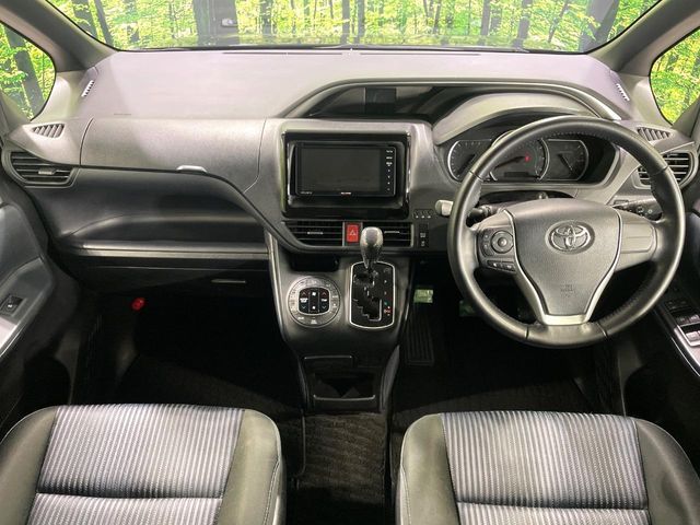 Toyota Voxy 2