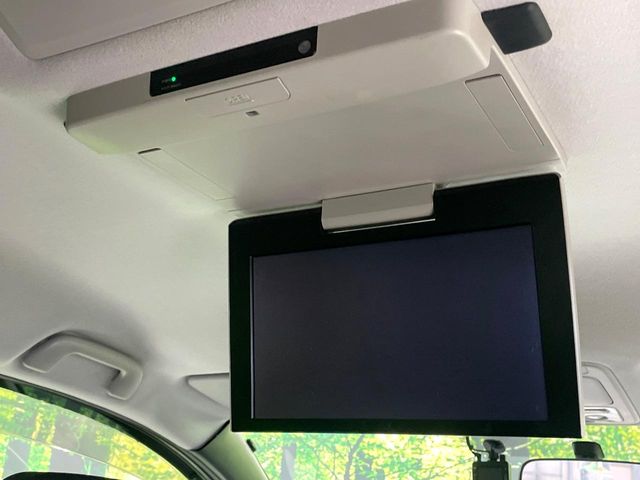 Toyota Voxy 3