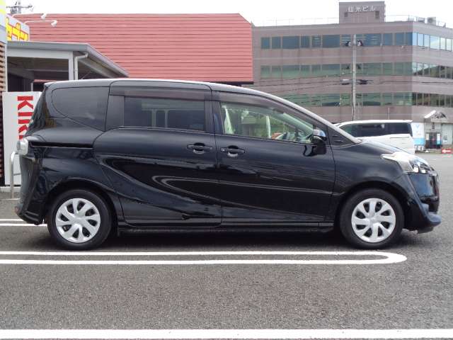 Toyota Sienta 5