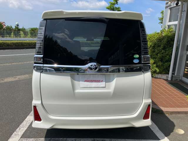 Toyota Voxy 11