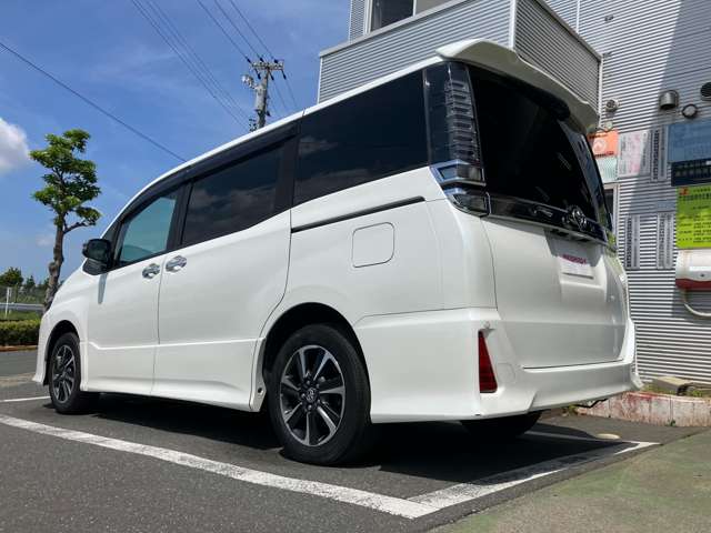 Toyota Voxy 8