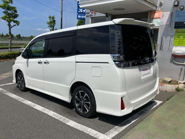 Toyota Voxy 9