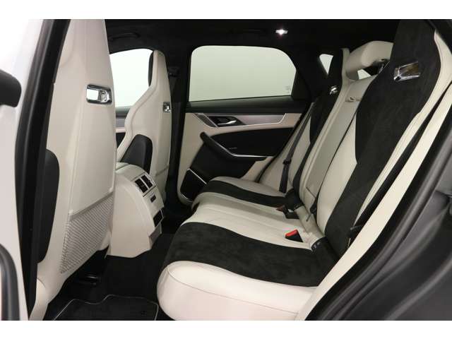 Jaguar F-Pace 8