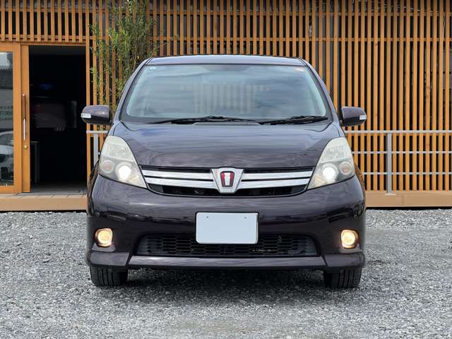Toyota Isis 12