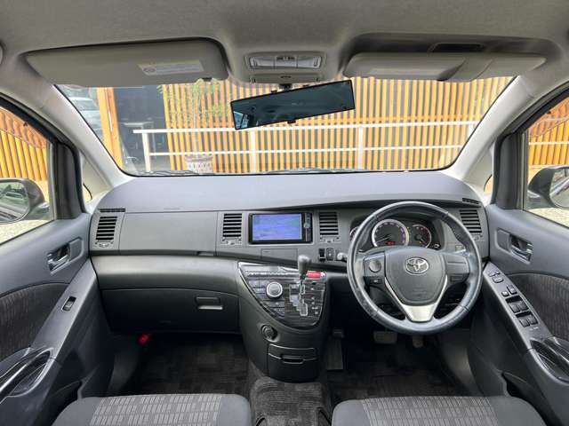 Toyota Isis 3