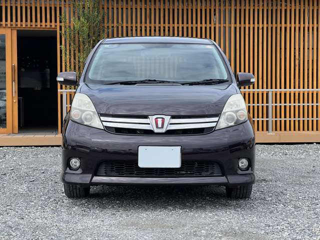 Toyota Isis 4