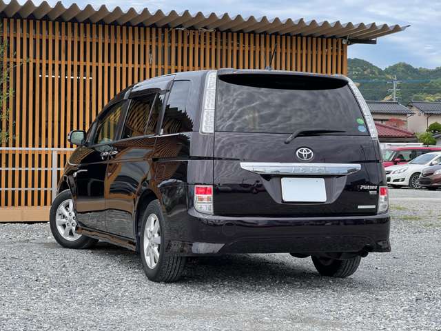 Toyota Isis 8