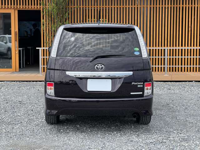 Toyota Isis 9