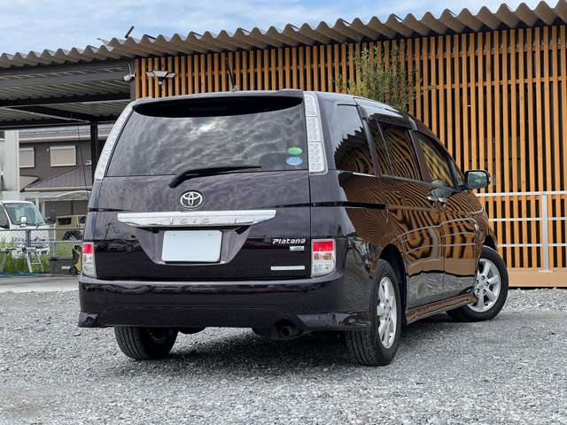 Toyota Isis 10