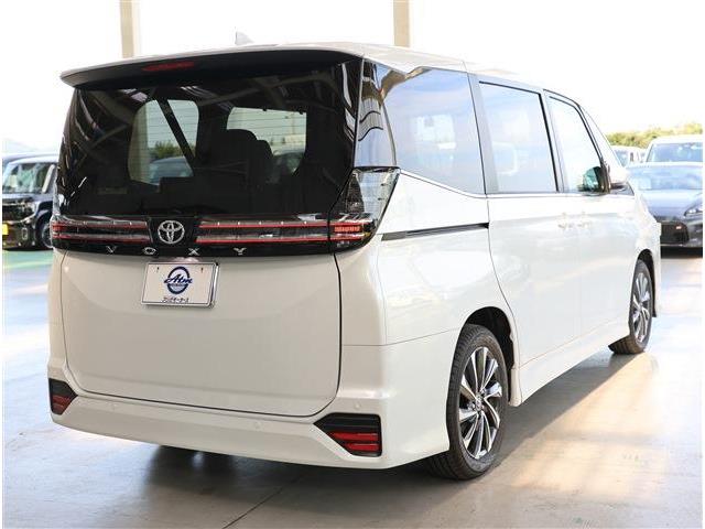Toyota Voxy 9