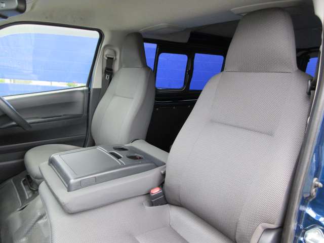 Toyota Regius Ace 11