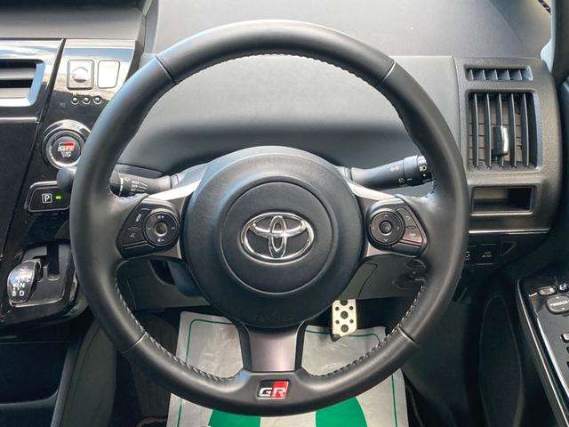 Toyota Prius α 4
