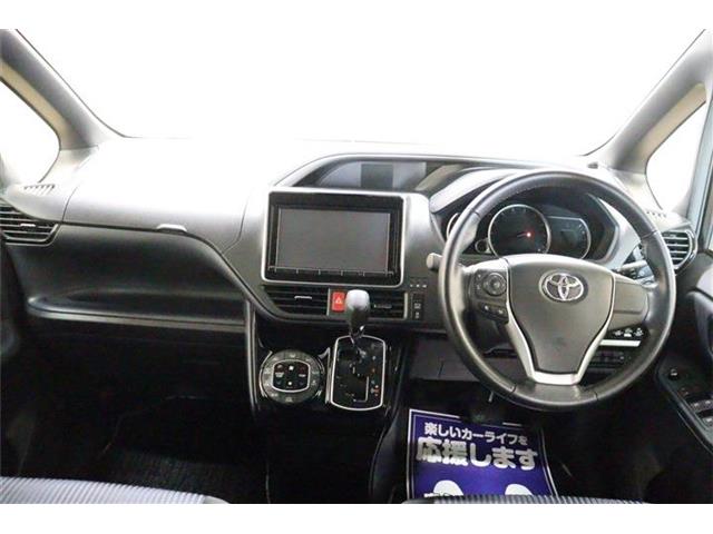 Toyota Voxy 11